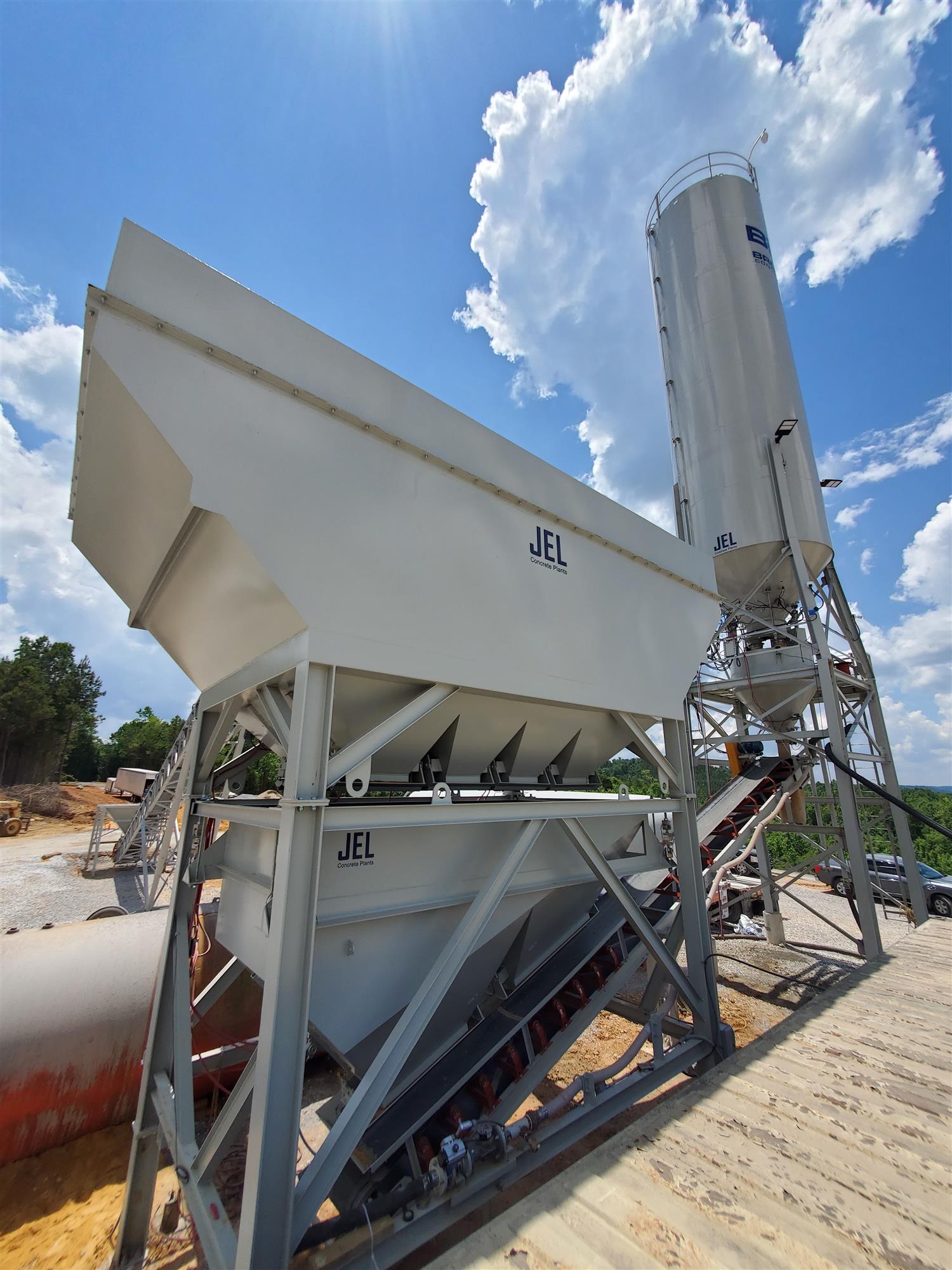2025 JEL Acumulator model Concrete Batch Plant with aggregate bins and two silos for sale
