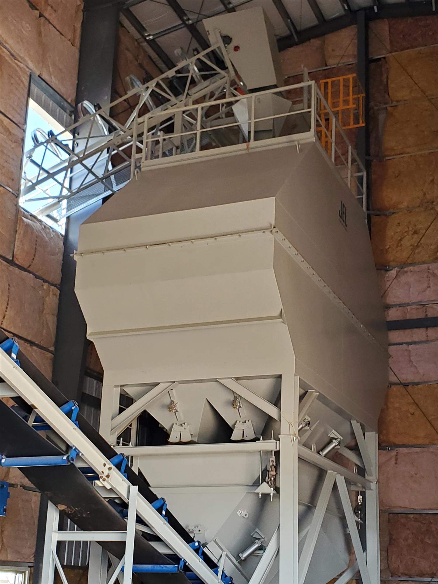 2023 JEL Acumulator model Concrete Batch Plant with aggregate bins and two silos for sale